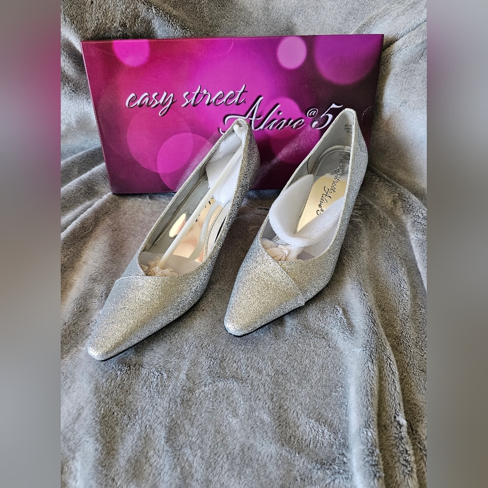 Easy Street Alive 5 Silver Glitter Chiffon Pumps Heels Sz 6.5 NIB Easy Flex